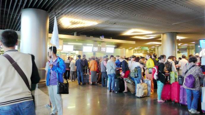 旅客們?cè)谂抨?duì)過(guò)安檢