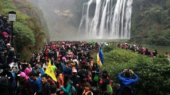 旅游景點(diǎn)人很多