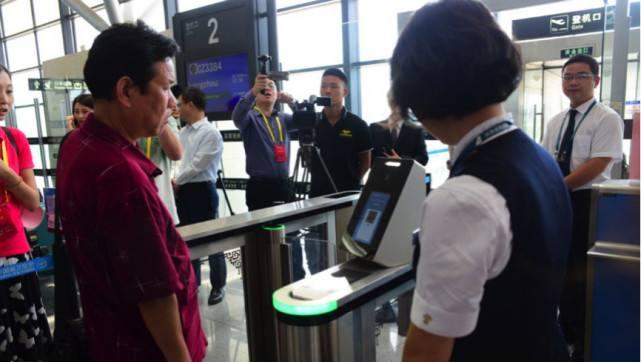 現(xiàn)在過智能安檢機(jī)人臉識(shí)別無需驗(yàn)票