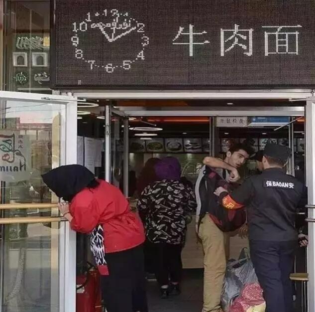 吃碗牛肉面也要進(jìn)行安全檢查，可見網(wǎng)友所言非虛