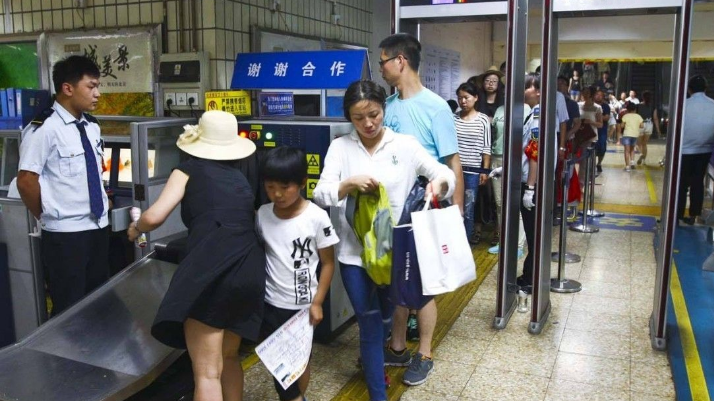 通道式x光安檢機(jī)在車(chē)站中的起到的作用