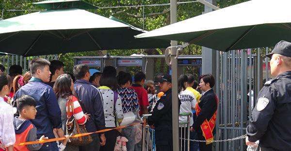 旅客正在排隊(duì)過安檢