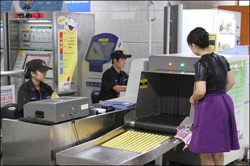 安檢機(jī)在地鐵站的使用