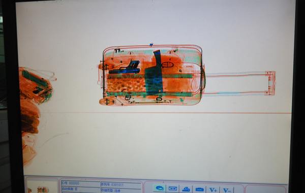 行李箱正在過x光安檢機(jī)的成像