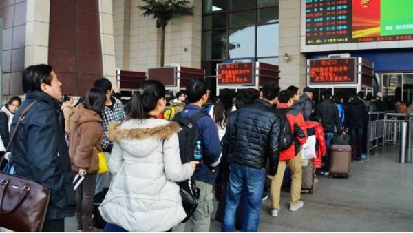 春運(yùn)車站人多擁擠時(shí)還要過(guò)安檢？