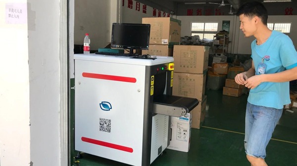 天眼安檢機正在過包檢測