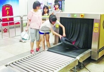 過安檢時掀開鉛簾拿取物品