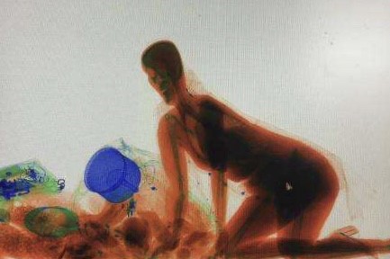 人在安檢機(jī)內(nèi)呈現(xiàn)出的圖像