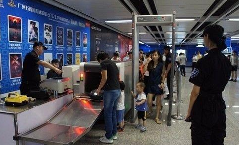 安檢機(jī)在廣州地鐵站